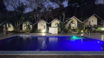 Façana frontal de l'allotjament (vespre/nit)