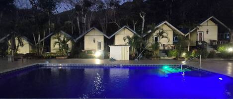 Bagian depan properti - sore/malam