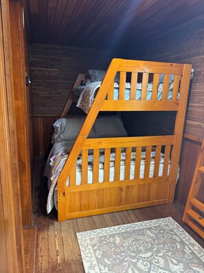 مكواة/لوح كي وخدمة الإنترنت وملاءات أسرّ�ة