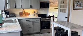 Welcome to Duck Run! A tranquil farmhouse located just outside of Mackeyville.