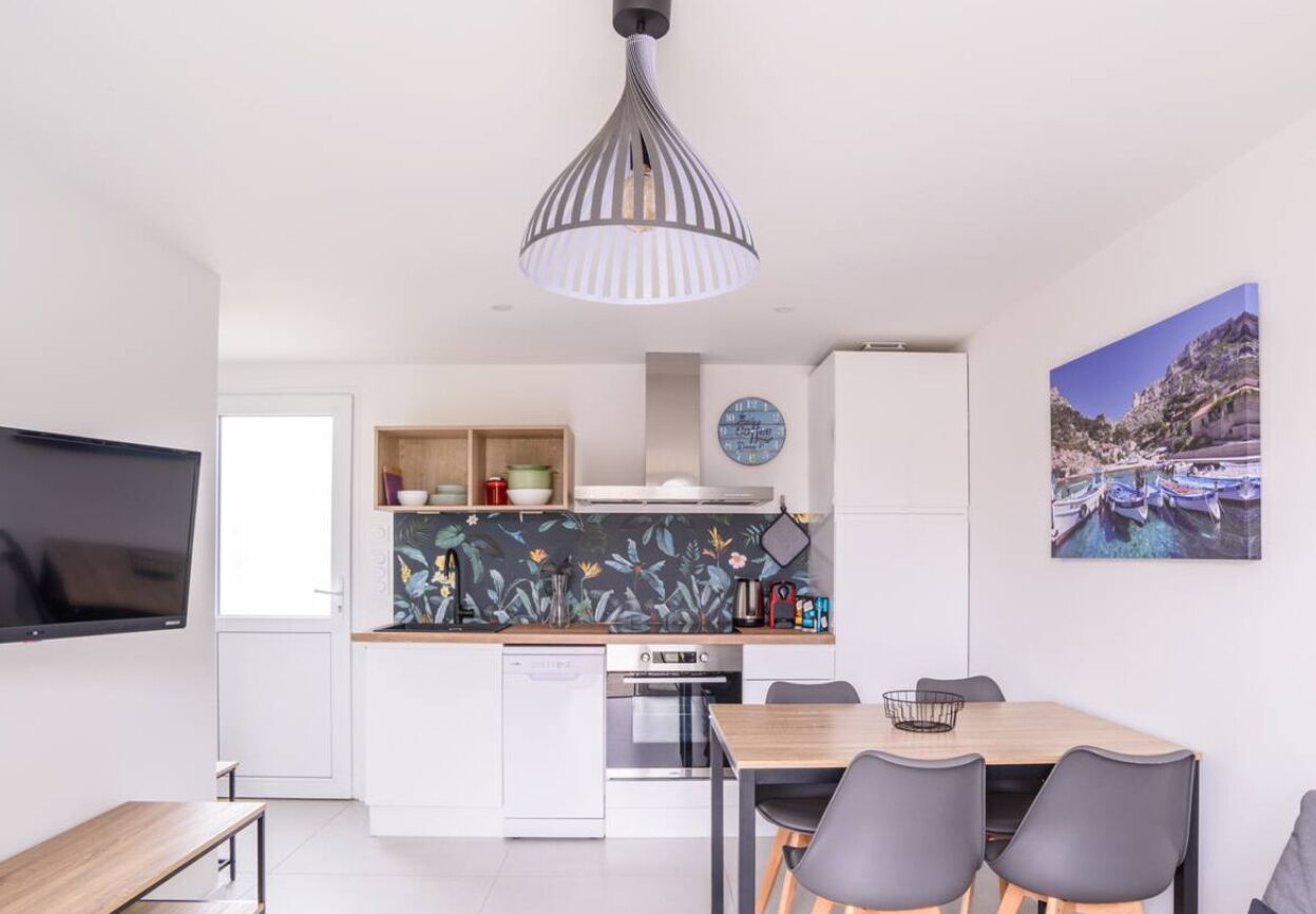 Kühlschrank, Ofen, Geschirrspüler, Wasserkocher mit Kaffee-/Teezubehör