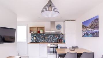 Kühlschrank, Ofen, Geschirrspüler, Wasserkocher mit Kaffee-/Teezubehör