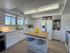 Microwave, oven, stovetop, dishwasher - Desert Retreat in Rancho Mirage – Bright, Stylish Condo with Resort Amenities (Rancho Mirage)