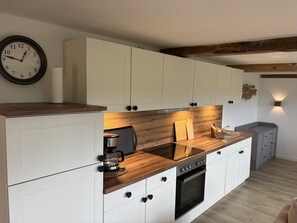 Kühlschrank, Ofen, Geschirrspüler, Wasserkocher mit Kaffee-/Teezubehör