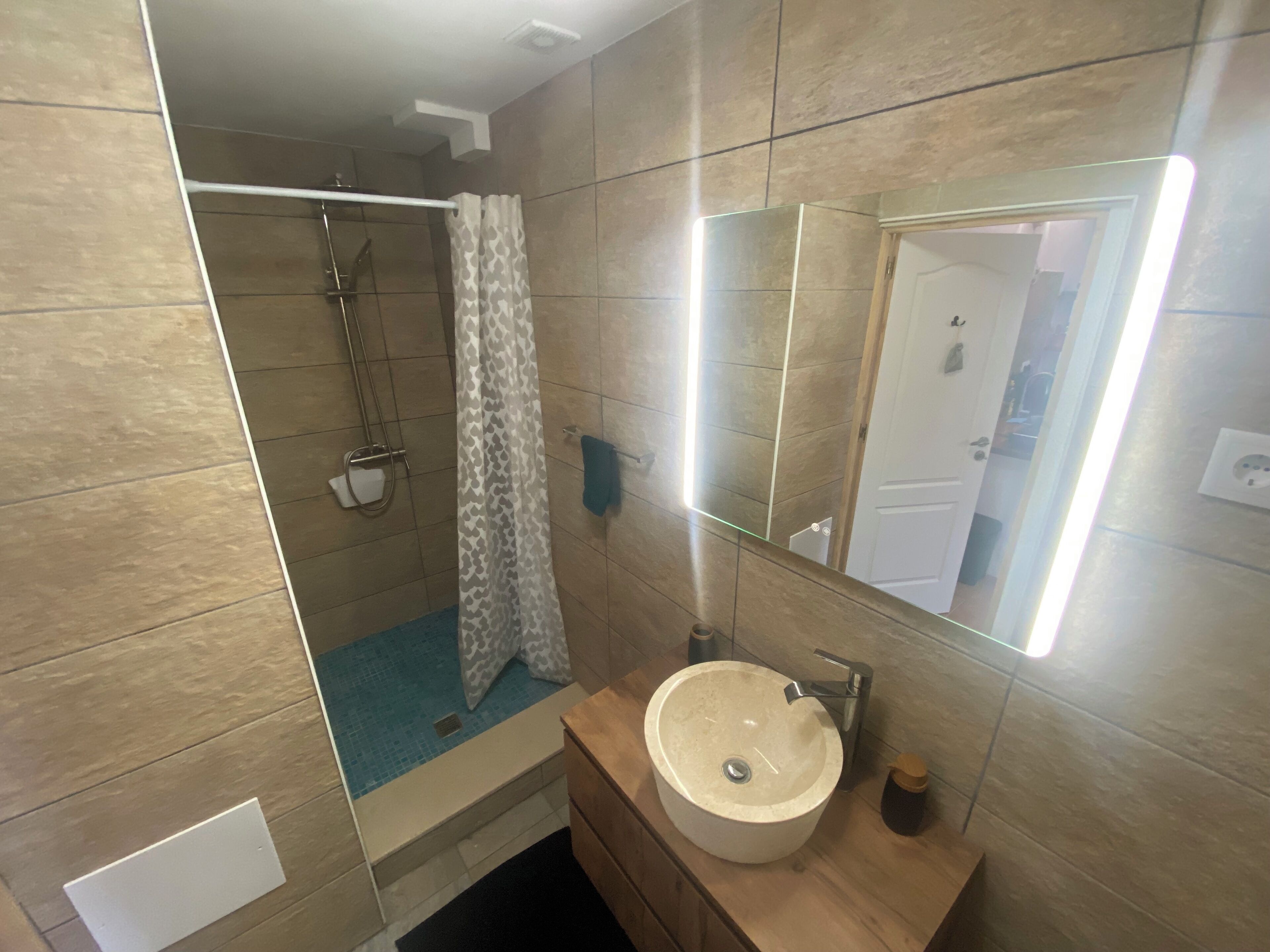 Toallas y papel higiénico