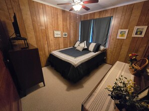 2 bedrooms, iron/ironing board, free WiFi, bed sheets