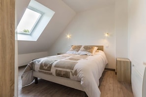 4 bedrooms, iron/ironing board, travel cot, free WiFi - Five minutes from the beach, house with garden, ideal for a family holiday. (Saint-Molf)