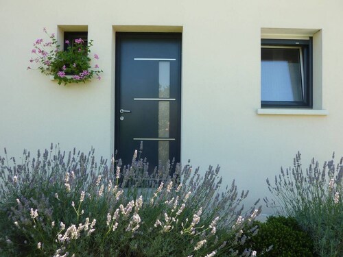 A cinq minutes des plages, maison avec jardin, idéale pour séjour en famille.