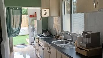 Frigorífico, microondas, horno y placa de cocina