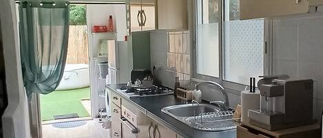 Refrigerador, microondas, horno, placa de cocina