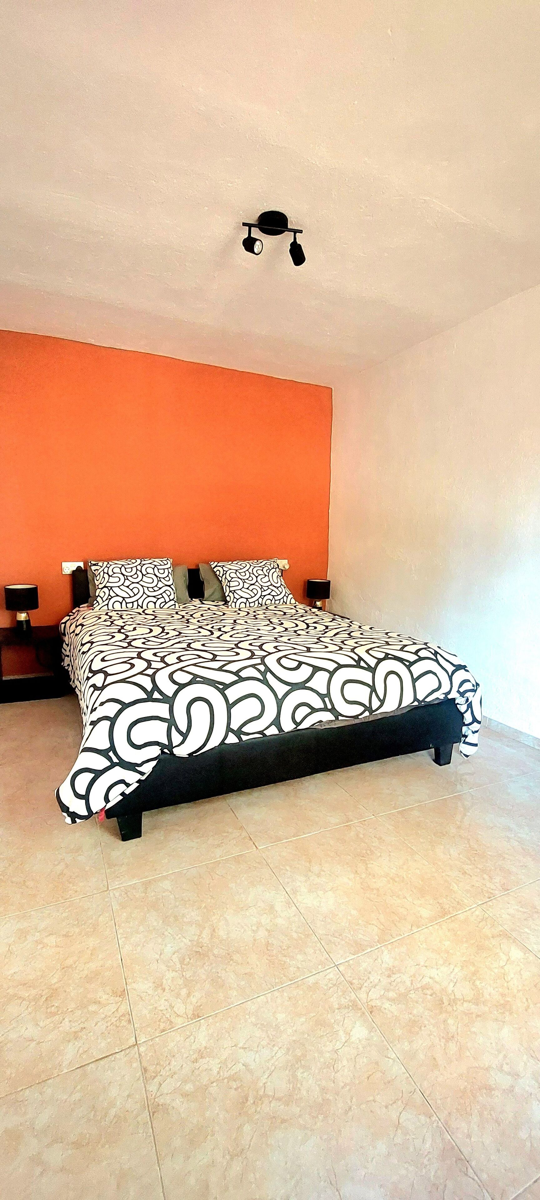 1 dormitorio, tabla de planchar con plancha, wifi y ropa de cama