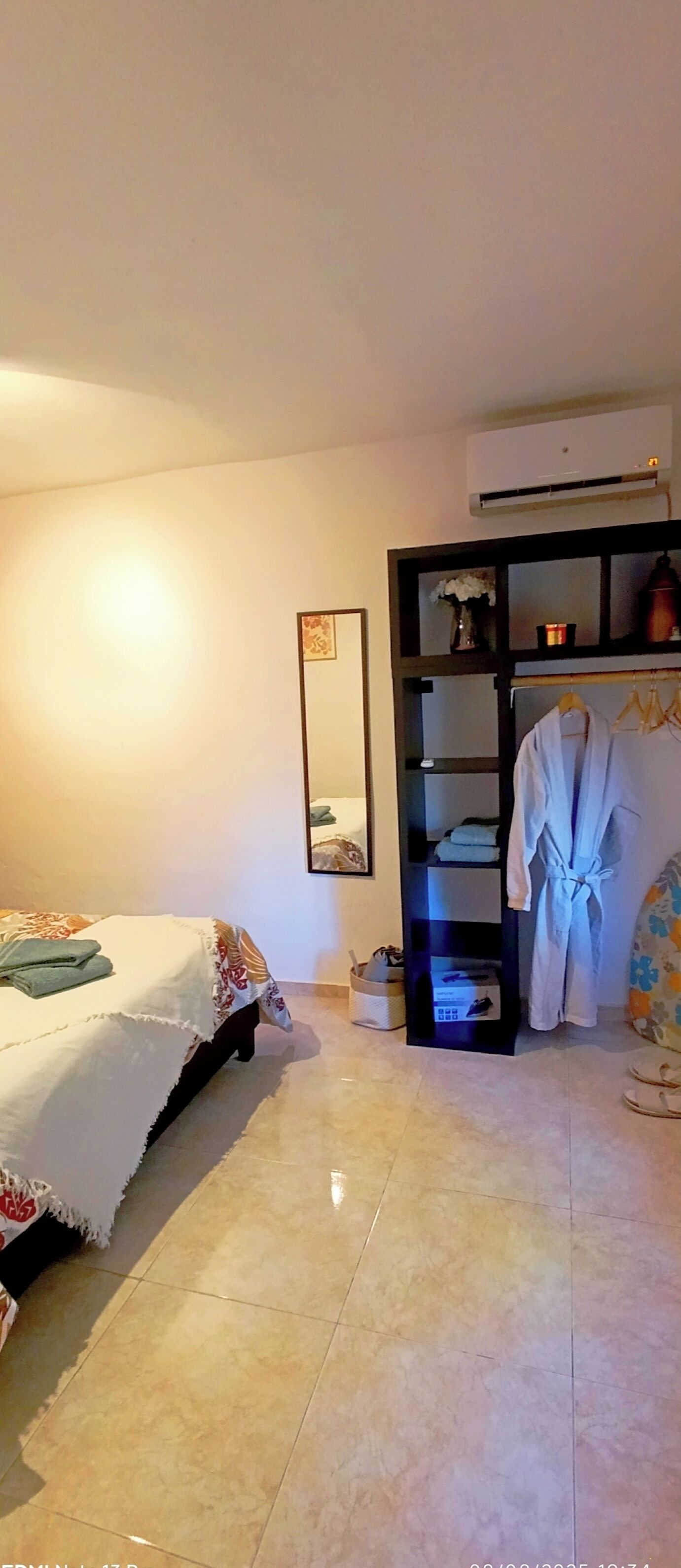 1 dormitorio, tabla de planchar con plancha, wifi y ropa de cama