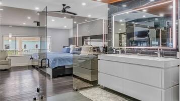 Bügeleisen/Bügelbrett, Internetzugang, Bettwäsche