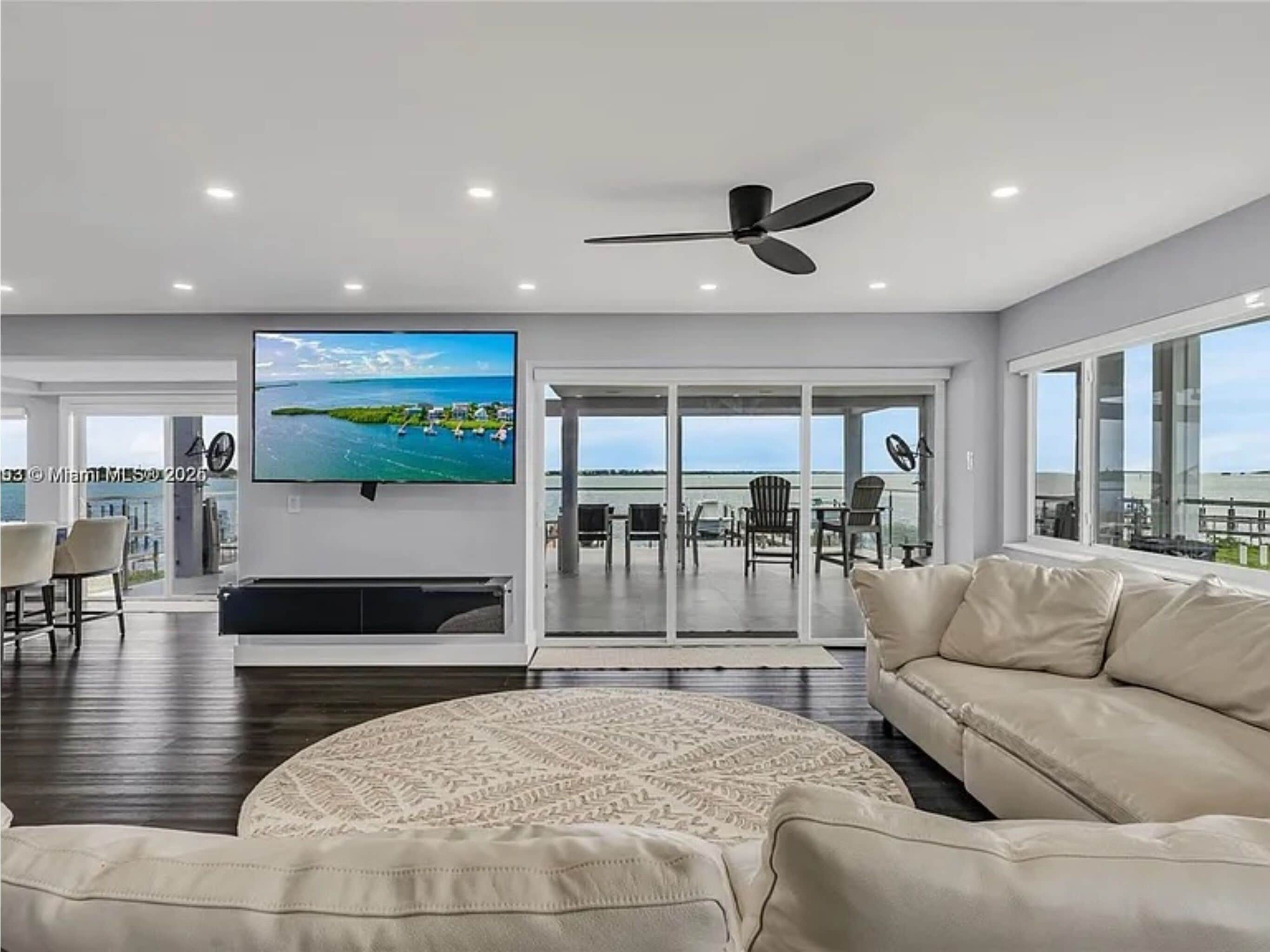 Televisión y chimenea 