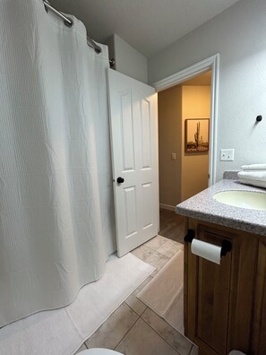 Haartrockner, Handtücher, Seife, Toilettenpapier