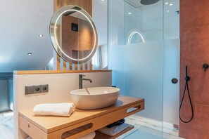Shower, hair dryer, bidet, towels - Stylish vacation apartment at the Kandlerhof winery - peace, wine & enjoyment of nature (Bozen)