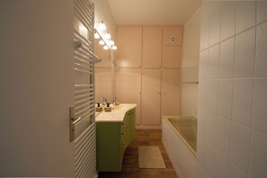 مجففات شعر، مناشف، صابون، ورق حمّام