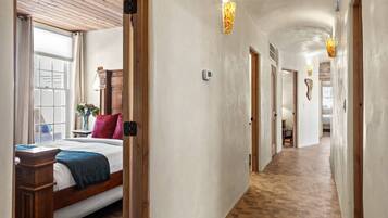 5 habitaciones, tabla de planchar con plancha, wifi y ropa de cama