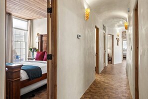 5 habitaciones, tabla de planchar con plancha, wifi y ropa de cama 