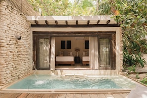 Piscine extérieure, chaises longues