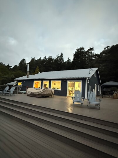 Mendocino Coast Oceanfront Villa 5BR Large Hot Tub, Tesla Charger