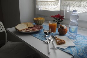 Camera doppia, non fumatori | Colazione | Colazione self-service inclusa, servita tutte le mattine 