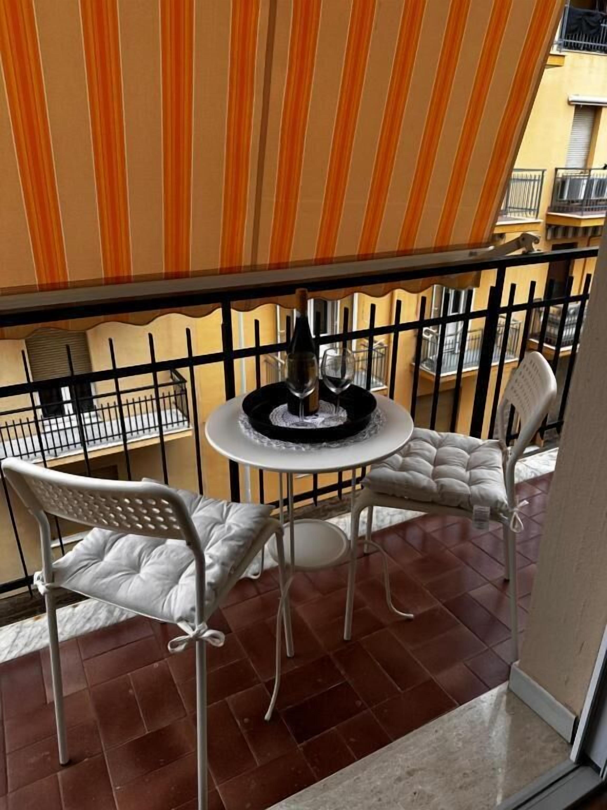 Camera doppia, balcone, vista città | Ristorazione all'aperto