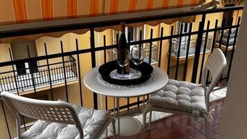 Camera doppia, balcone, vista città | Ristorazione all'aperto