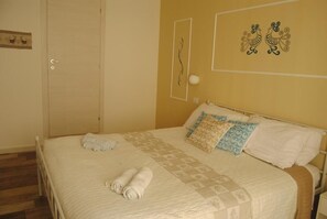 Tek Büyük Yataklı Oda, Balkon, Şehir Manzaralı | Ücretsiz kablosuz İnternet 