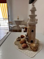 Camera doppia, balcone, vista città | Dettaglio interni