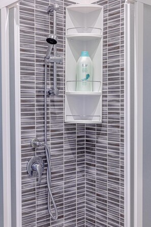 Haartrockner, Handtücher, Seife, Shampoo