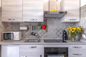 Kühlschrank, Mikrowelle, Ofen, Herdplatte
