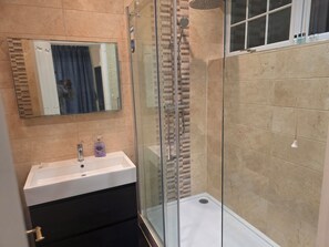 Apartment, 5 Bedrooms, Balcony, Garden View | Bathroom - Luxurious London Apartment in Finchley - Perfect for Families (London)