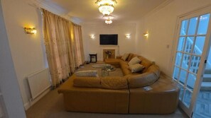 Apartment, 5 Bedrooms, Balcony, Garden View | Living room - Luxurious London Apartment in Finchley - Perfect for Families (London)
