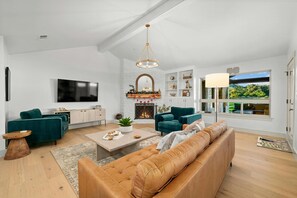 Smart TV, fireplace, books, music library - Camp Starlight | Luxe Hill Country Villa | Pickleball, Pool, Hot Tub (Dripping Springs)