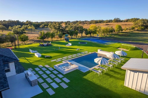 Camp Starlight | Luxe Hill Country Villa | Pickleball, Pool, Hot Tub