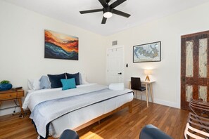 3 chambres, bureau, fer et planche à repasser, lit parapluie