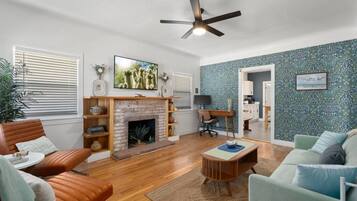 Televisie en een open haard