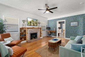 Televisie en een open haard