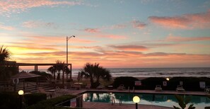 Pool - Charming 2-bedroom condo in beautiful Galveston with Ocean view (Galveston)