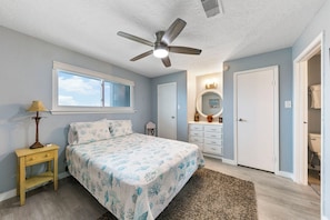 2 bedrooms, Internet, bed sheets - Charming 2-bedroom condo in beautiful Galveston with Ocean view (Galveston)
