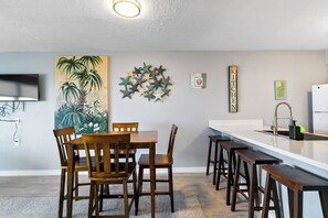 Dining - Charming 2-bedroom condo in beautiful Galveston with Ocean view (Galveston)