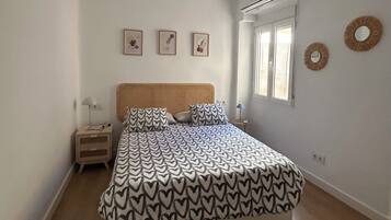 Tabla de planchar con plancha, wifi, ropa de cama