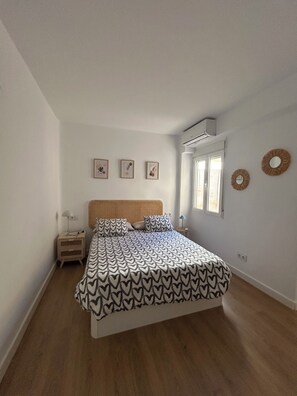 Planxa i posts de planxar, wifi i roba de llit