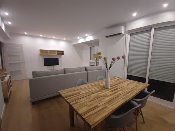 Dining - La Casa del Valle located in the majestic Ricote Valley. Surrounded by mountains. (Blanca)