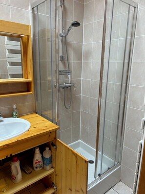 Shower, hair dryer, towels, toilet paper - Apartment rental at the foot of the Grand Bornand ski slopes (Le Grand-Bornand)