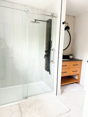 Haartrockner, Bidet, Handtücher, Seife