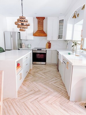 Microondas, horno, placa de cocina y lavavajillas