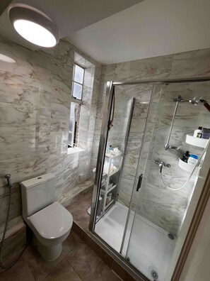 Shower, hair dryer, towels, soap - Charming Art Deco Flat in Bayswater – Bright, Stylish & Central London Stay (London)