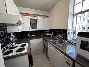 Fridge, microwave, oven, stovetop - Charming Art Deco Flat in Bayswater – Bright, Stylish & Central London Stay (London)